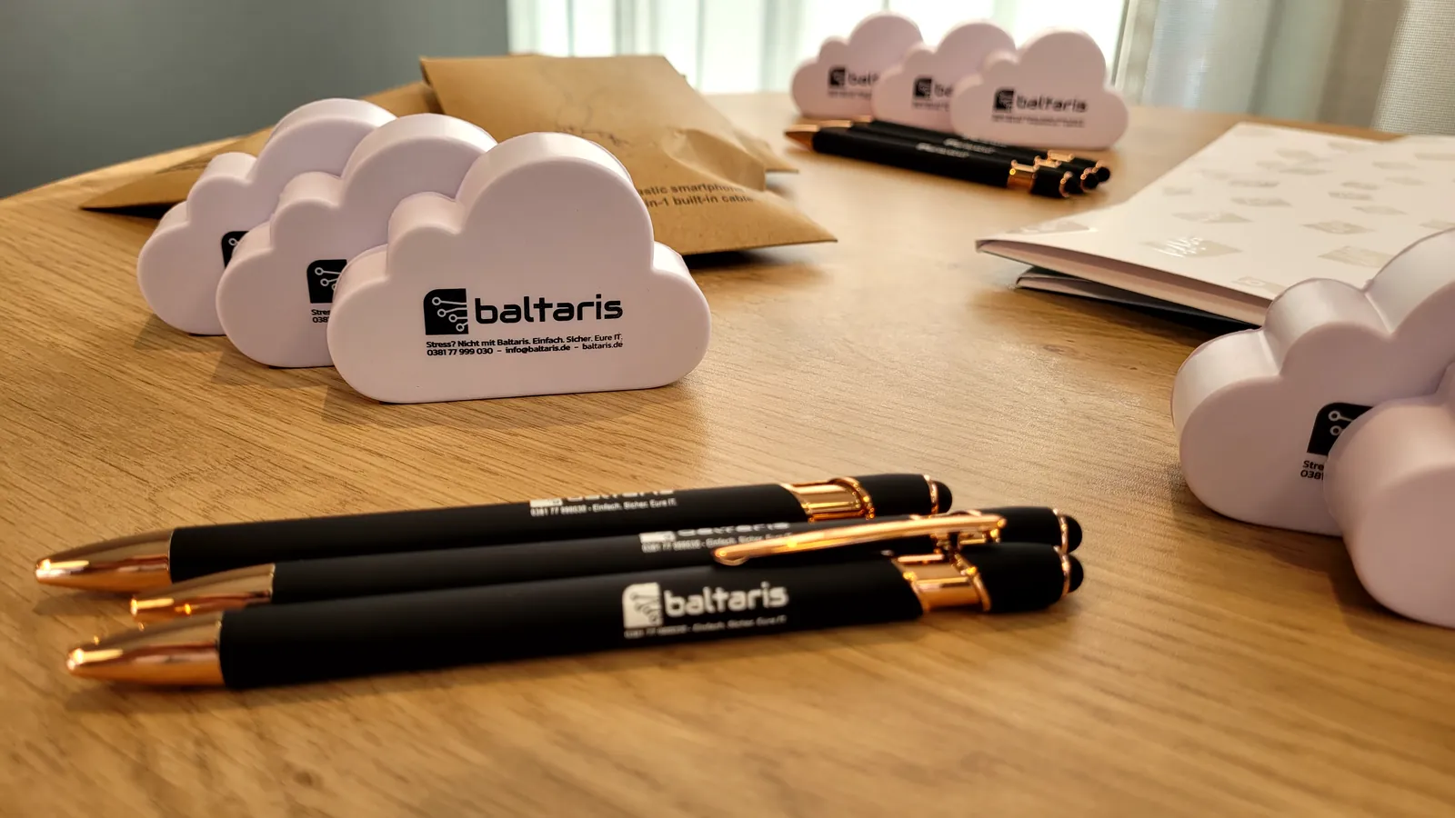 Für die Gäste: Wolken, Stifte und Mappen am Baltaris-Tisch